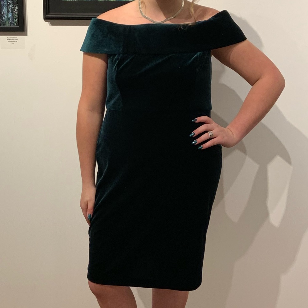 LIKE NEW Calvin Klein Off-The-Shoulder Emerald Green Velvet Midi Dress